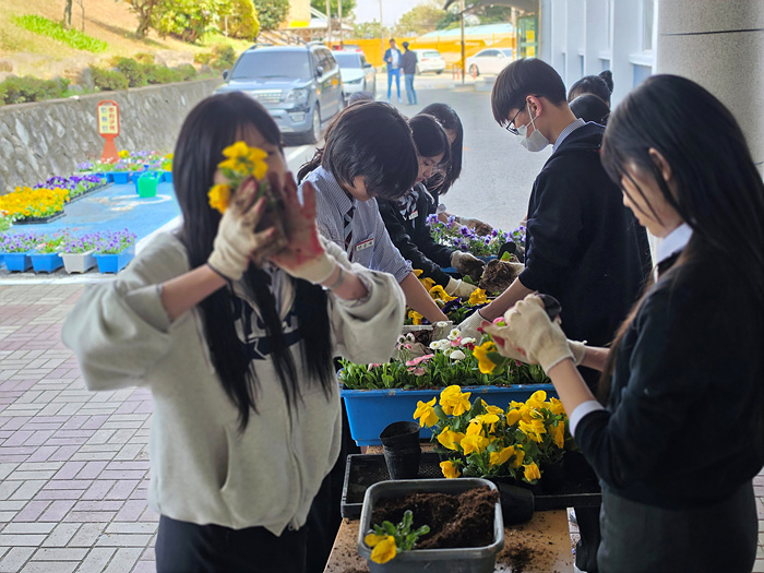 라온제나 또래상담부 봄꽃심기 봉사